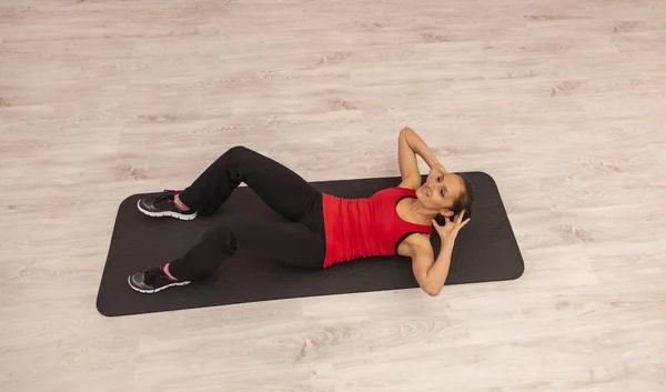 Frau macht Sit-ups — Stockfoto