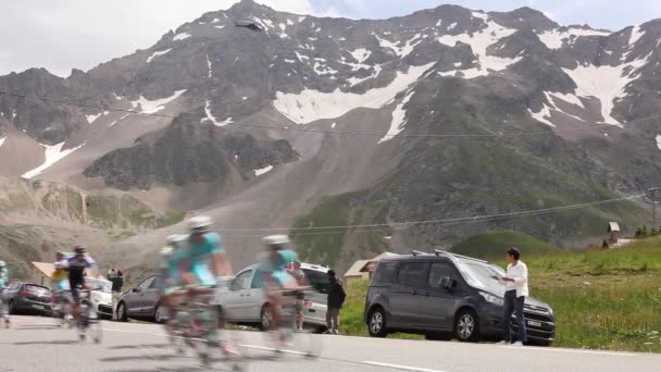 Col Lautaret France Jul Peloton Passing Blurred Speed Motion Перед — стокове відео