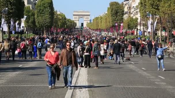 Paris Sept Pessoas Caminhando Nos Campos Elísios Durante Evento Dia — Vídeo de Stock