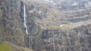 Gavarnie şelalesinin Pirenes Dağları 'ndaki görüntüleri.