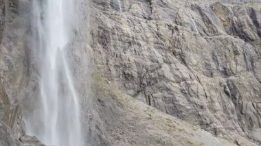 Hautes-Pyrenees, Fransa 'da yağmurlu bir günde Gavarnie Sirki. Kamera döndürme