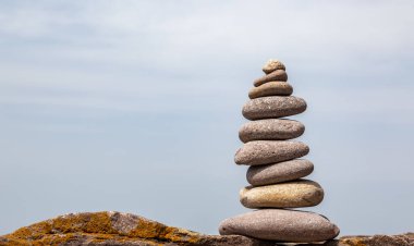 Brittany, Fransa 'da kayalık bir sahilde kayalık bir kule görüntüsü..