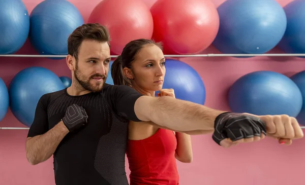 Porträt Eines Jungen Paares Bei Übungen Einem Fitnessstudio — Stockfoto