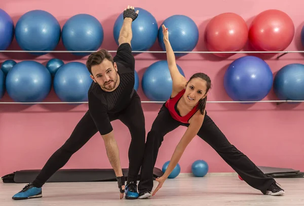 Junges Paar Macht Dehnübungen Einem Fitnessstudio — Stockfoto