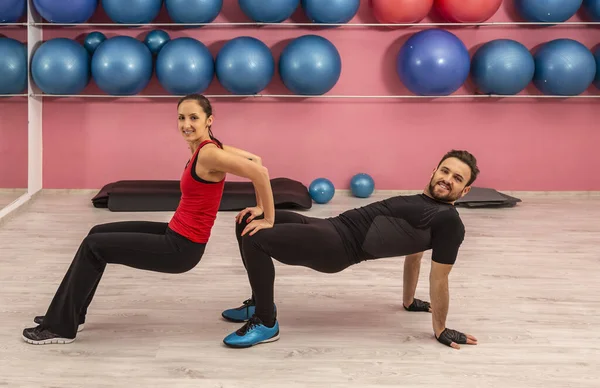 Junges Paar Macht Übungen Einem Fitnessstudio — Stockfoto