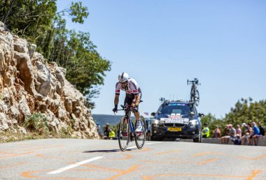 Col du Serre de Tourre, Fransa - 15 Temmuz 2016: Giant-Alpecin Team 'den Alman bisikletçi Simon Geschke, Fransa Bisiklet Turu sırasında Col du Serre de Tourre' da Ardeche Gorges 'da bireysel zaman deneme safhasında bisiklete biniyor