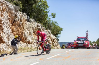 Col du Serre de Tourre, Fransa - 15 Temmuz 2016: Katusha Takımı 'ndan İspanyol bisikletçi Alberto Losada, Fransa Bisiklet Turu sırasında Col du Serre de Tourre' da Ardeche Gorges 'da bireysel deneme safhasında at sürüyor