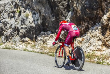 Col du Serre de Tourre, Fransa - 15 Temmuz 2016: Katusha Takımı 'ndan İspanyol bisikletçi Alberto Losada, Fransa Bisiklet Turu sırasında Col du Serre de Tourre' da Ardeche Gorges 'da bireysel deneme safhasında at sürüyor