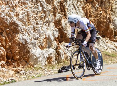 Col du Serre de Tourre, Fransa - 15 Temmuz 2016: Trek-Segafredo Takımı 'ndan Alman bisikletçi Tony Martin, Fransa Bisiklet Turu sırasında Col du Serre de Tourre' da Ardeche Gorges 'da bireysel deneme safhasında bisiklete biniyor
