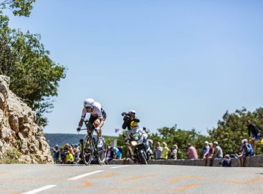 Col du Serre de Tourre, Fransa - 15 Temmuz 2016: Etixx-Quick-Step Team 'ten Alman bisikletçi Tony Martin, Fransa Bisiklet Turu sırasında Col du Serre de Tourre' da Ardeche Gorges 'da bireysel zaman deneme safhasında at sürüyor