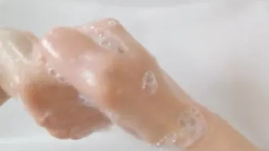 Bir kadının ellerini yıkarken üst manzara