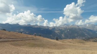 Fransız Alpleri 'ndeki Granon dağ geçidine tırmanırken Massif des Ecrins' in güzel bir manzarasının araç bakış açısı. Çevresel ses mevcut