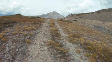 Alplerde yüksek irtifada yürüyüş yaparken çekilmiş görüntüler. Massif des Cerces 'deki Büyük Alan Dağı' nda görülmektedir.