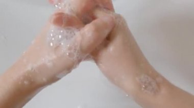 Bir kadının ellerini yıkarken üst manzara