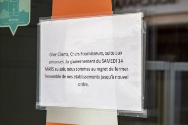 Chartres, Fransa - 15 Mart 2020: Coronavirus salgınının artması nedeniyle hükümetin kısmi tecrit emri vermesinden birkaç saat sonra, bir retorantın girişindeki bir Fransız bildirisi.