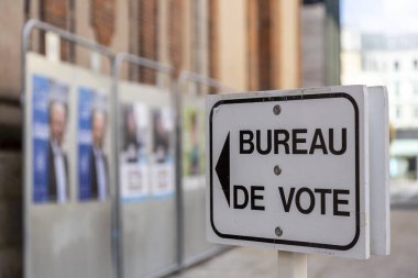 Chartres, Fransa - 15 Mart 2020: 15 Mart 2020 'deki Fransa belediye seçimlerinin ilk turunda Fransa' da bir sandık merkezine giden bir rehber tabelanın resmi. Coronavirus tecridi sırasında Fransız halkına yerel seçimlerde oy kullanma çağrısı yapıldı