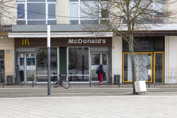 シャルトル フランス 2020年3月15日 フランス政府がコロナウイルスのパンデミックの増加のために部分的なロックダウンを命じた後 男性はマクドナルドのレストランのドアを異常に閉鎖しました — ストック写真