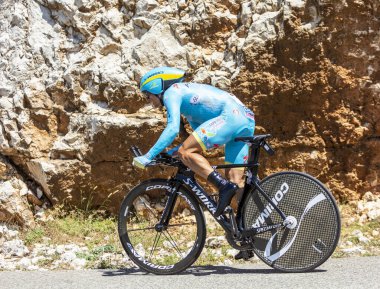 Col du Serre de Tourre, Fransa - 15 Temmuz 2016: Astana Takımı 'ndan İtalyan bisikletçi Paolo Tiralongo, Fransa Bisiklet Turu sırasında Col du Serre de Tourre' da Ardeche Gorges 'da bireysel deneme safhasında at sürüyor
