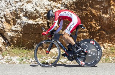 Col du Serre de Tourre, Fransa - 15 Temmuz 2016: Col du Serre de Tourre kapsamında Col du Serre de Tourre 'da Codehe Gorges' da bireysel zaman denemesi sırasında Cofidis Takımı 'ndan Fransız bisikletçi Arnold Jeannesson