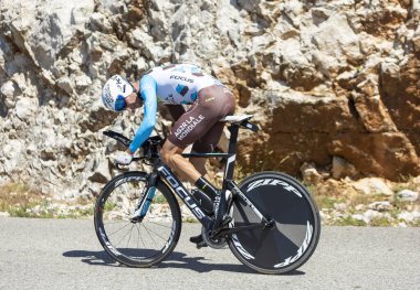 Col du Serre de Tourre, Fransa - 15 Temmuz 2016: AG2R La Mondiale Team üyesi Fransız bisikletçi Mikael Cherel, Fransa Bisiklet Turu sırasında Col du Serre de Tourre 'daki Ardeche Gorges' da bireysel zaman denemesi sırasında at sürüyor