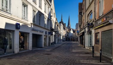 Chartres, Fransa - 5 Nisan 2020: Ticari bir caddenin görüntüsü tamamen boş ve tüm dükkanlar 2020 Coronavirus krizi sırasında kapalı.