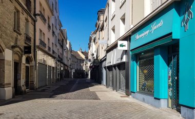 Chartres, Fransa - 5 Nisan 2020: Ticari bir caddenin görüntüsü tamamen boş ve tüm dükkanlar 2020 Coronavirus krizi sırasında kapalı.