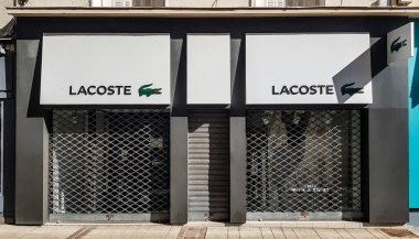 Chartres, Fransa - Nisan 05, 2020: 2020 Coronavirus krizi sırasında kapalı spor giysileri mağazası Lacoste butik görüntüleme.