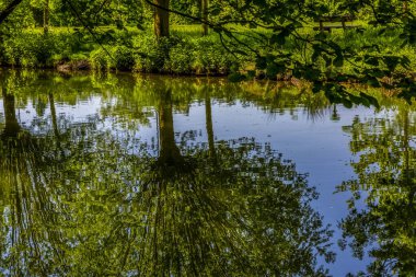 Orta Fransa 'daki Eure Nehri üzerindeki güzel yeşil manzara..