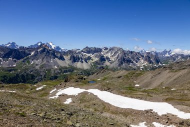 Arka planda, Haute Alpes, Nevache 'deki Claree Vadisi' ndeki ilk uçakla Ecrins Massiff 'i görüyoruz..