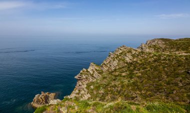 Fransa 'nın kuzeyinde, Brittany' deki Erquy Burnu 'ndaki kayalıklar.