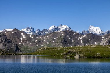 Nevache, Hautes Alpes, Fransa 'daki Claree Vadisi' nde yer alan Snake Lake 'ten Barre des crins (4102 m) ve Mont Pelvoux (3932 m) ile Ecrins Massif' in görüntüsü 