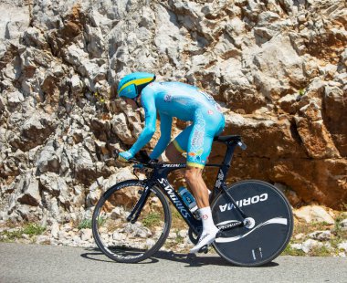 Col du Serre de Tourre, Fransa - 15 Temmuz 2016: Astana Takımı 'ndan Hollandalı bisikletçi Jakob Fuglsang, Fransa Bisiklet Turu sırasında Col du Serre de Tourre' da Ardeche Gorges 'da bireysel deneme safhasında at sürüyor