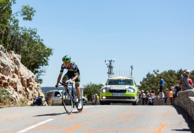 Col du Serre de Tourre, Fransa - 15 Temmuz 2016: Danimarka Bisikletçisi Chris Anker Sorensen, Fransa Bisiklet Turu sırasında Col du Serre de Tourre 'daki Ardeche Gorges' da bireysel bir deneme aşamasında.