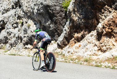 Col du Serre de Tourre, Fransa - 15 Temmuz 2016: Fransa Bisikletçi Chris Anker Sorensen Fortuneo-Vital Concept Team üyesi Ardeche Gorges 'da 2016 Fransa Bisiklet Turu sırasında bireysel zaman denemesi aşamasında