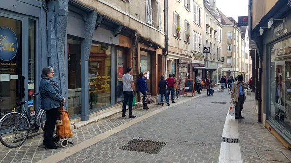 Chartres Francie 2020 Lidé Ulici Respektující Pravidla Společenského Odstupu Čekají — Stock fotografie