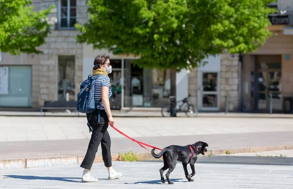 Chartres Γαλλία Απριλίου 2020 Άγνωστη Γυναίκα Προστατευτική Μάσκα Περπατάει Σκύλο — Φωτογραφία Αρχείου