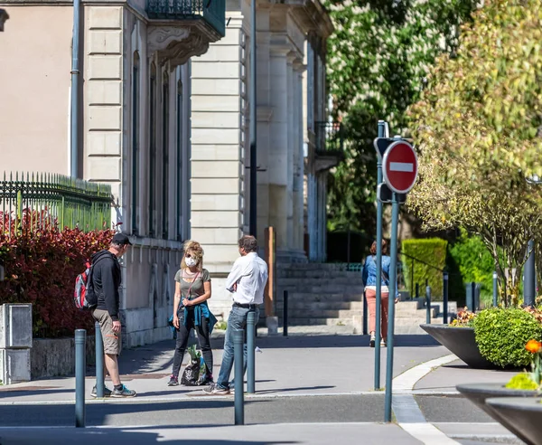 Chartres Francja Kwietnia 2020 Grupa Trzech Niezidentyfikowanych Osób Omawia Ulicy — Zdjęcie stockowe