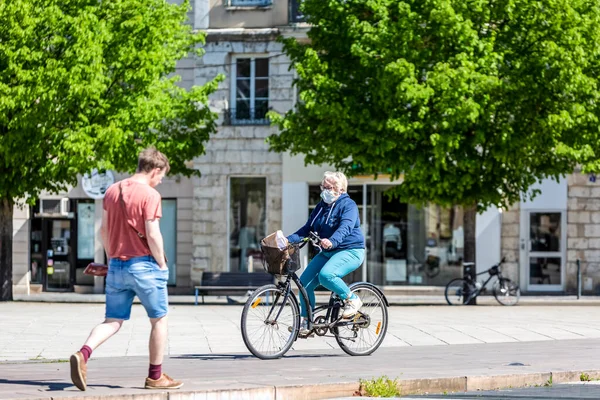 シャルトル フランス 2020年4月18日 2020年のコロナウイルス危機のため ロックダウン時に食料品を購入した後 自転車に乗って帰国する保護マスクを持つ未確認の老女 — ストック写真