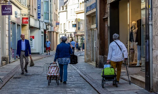 Chartres França Avril 2020 Duas Mulheres Não Identificadas Estão Andando — Fotografia de Stock