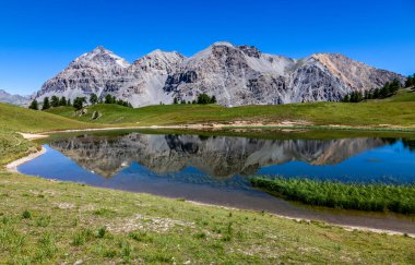 Le Rois Mages (Baltazar 3153 m, Melchior 2948 m, Gaspard 2808 m, Quatre Soeurs 2587 m) ve Etroite Vadisi 'ndeki Chavillon gölündeki yansımaları - Hautes-Alpes.