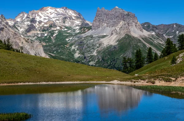 塔博尔山和勒大塞鲁反映在法国上阿尔卑斯省埃特利特谷的查维隆湖中 — 图库照片