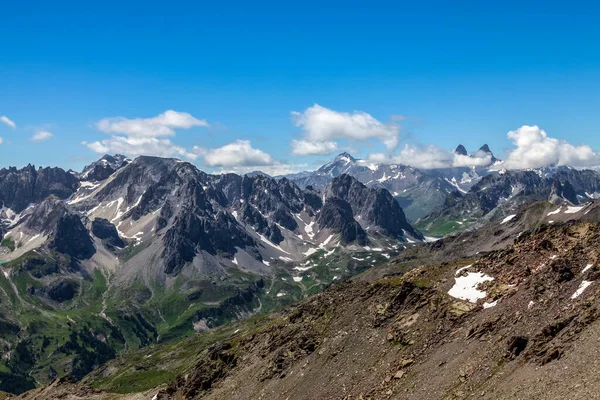 从Valee Claree看到的法国阿尔卑斯山中的太保山美丽的山地风景 — 图库照片