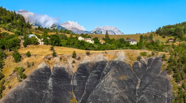 Altta çamur kaymaları olan güzel bir manzara, Alpes-de-Haute-Provence bölümündeki Güney Fransız Alpleri 'nde yer alıyor..
