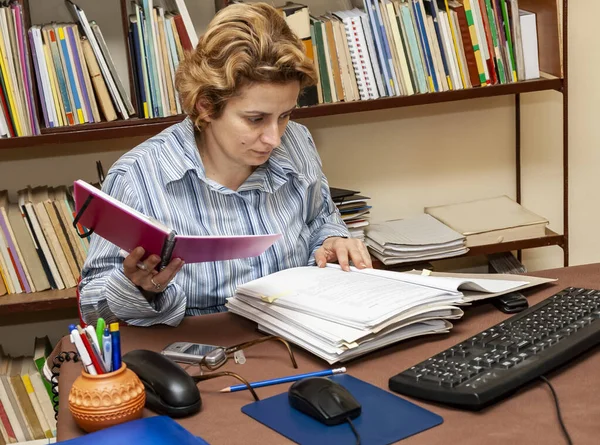 Bild Upptagen Kvinna Som Telearbetar Vid Sitt Skrivbord Hemmet Arbetet — Stockfoto