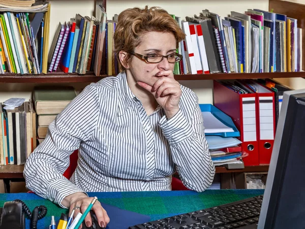 一个忙碌的女人在家里的办公桌前远程工作的图片 在家工作成为2020年初大肠病毒爆发期间的一个重要建议 — 图库照片