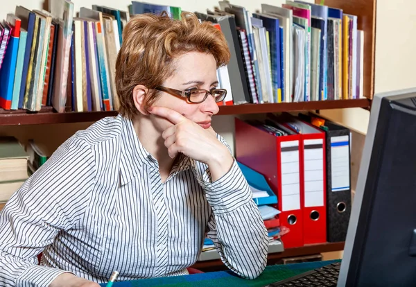 Obrázek Zaneprázdněné Ženy Jak Pracuje Doma Svého Stolu Práce Doma — Stock fotografie