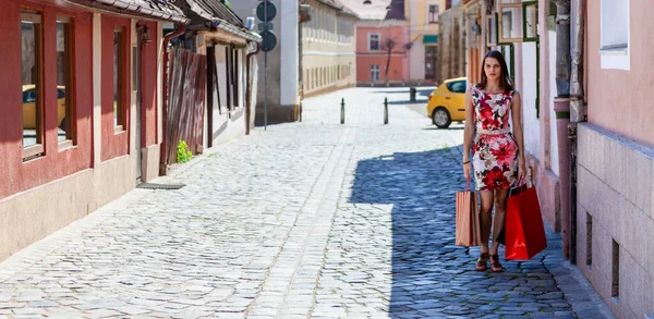 Νεαρή Γυναίκα Τσάντες Για Ψώνια Περπατά Ένα Μικρό Πλακόστρωτο Δρόμο — Φωτογραφία Αρχείου
