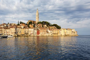 Hırvatistan 'ın Rovinj kentinin deniz manzarası.
