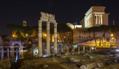 Gece Roma 'daki Forum Romano manzarası. İtalya.