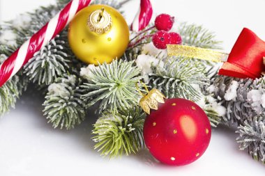 Beyaz arkaplanda noel süslemeleri
